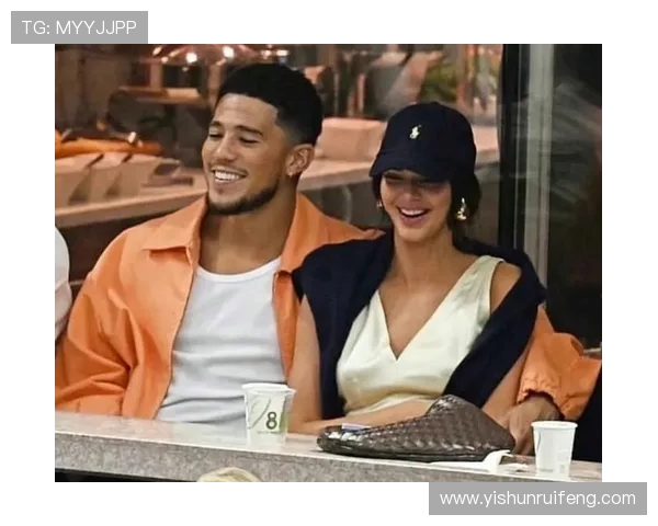 足球明星与肯豆亲密互动引发热议时尚与运动的完美结合 足球明星与肯豆亲密互动引发热议时尚与运动的完美结合