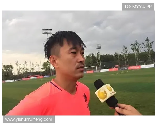 足球明星归国参战展现爱国情怀与运动精神的交融之路 足球明星归国参战展现爱国情怀与运动精神的交融之路